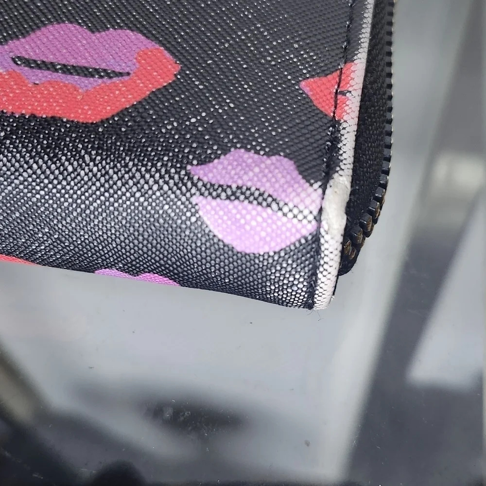 Vintage Betsey Johnson lips wallet - Picture 7 of 8
